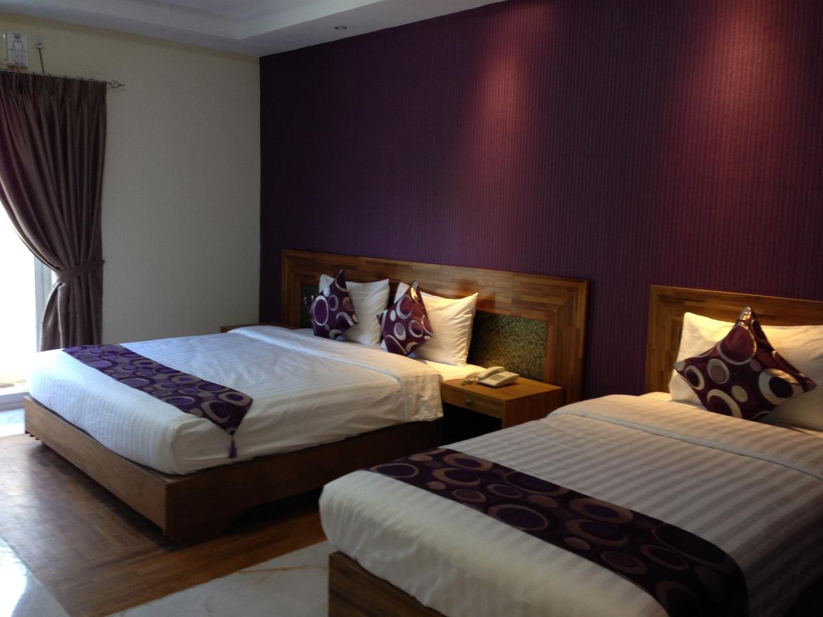 Hotel 9 Mile Yangon Esterno foto